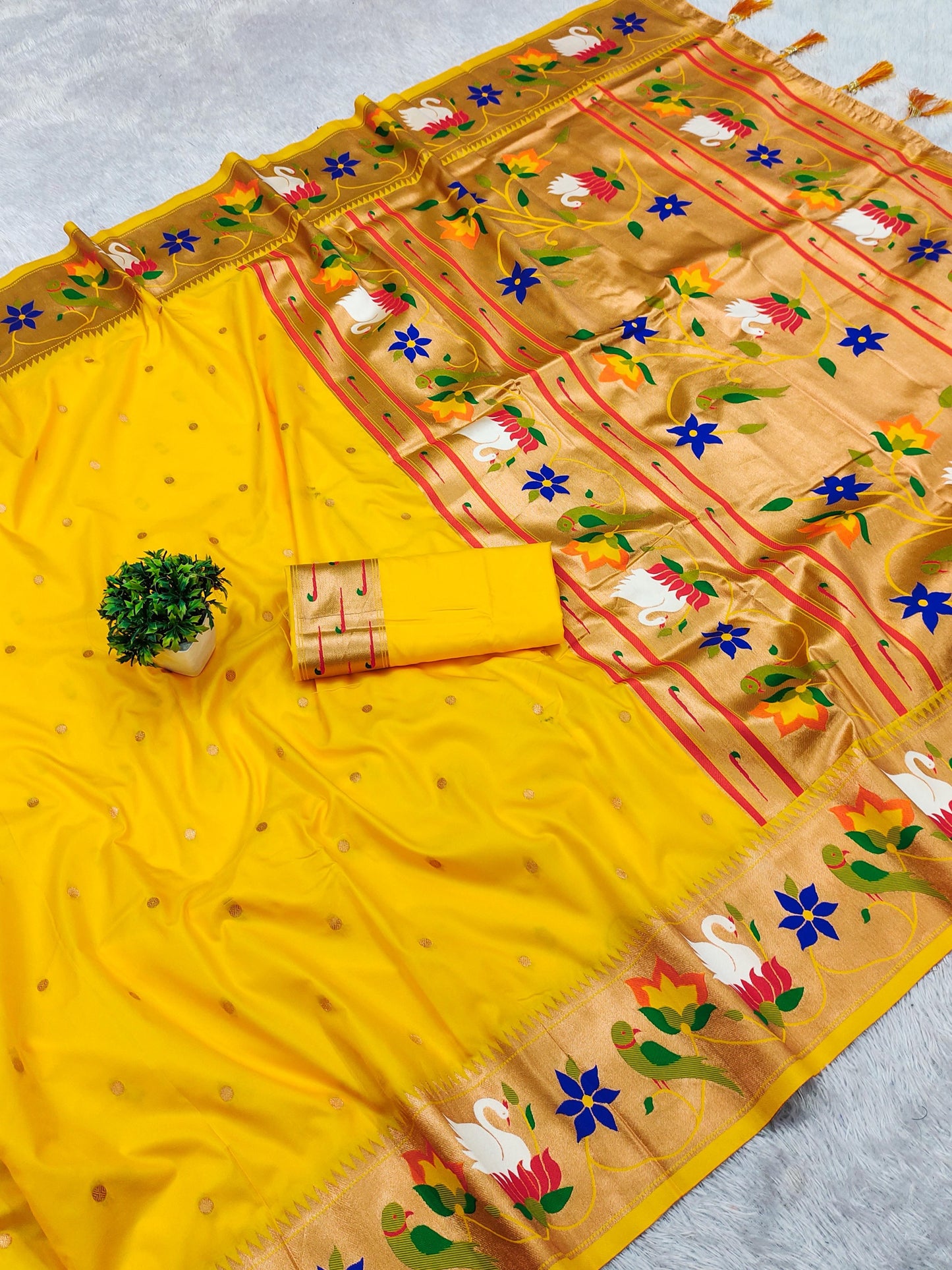 SBBP24- Swan Border Brocade Paithani !!
