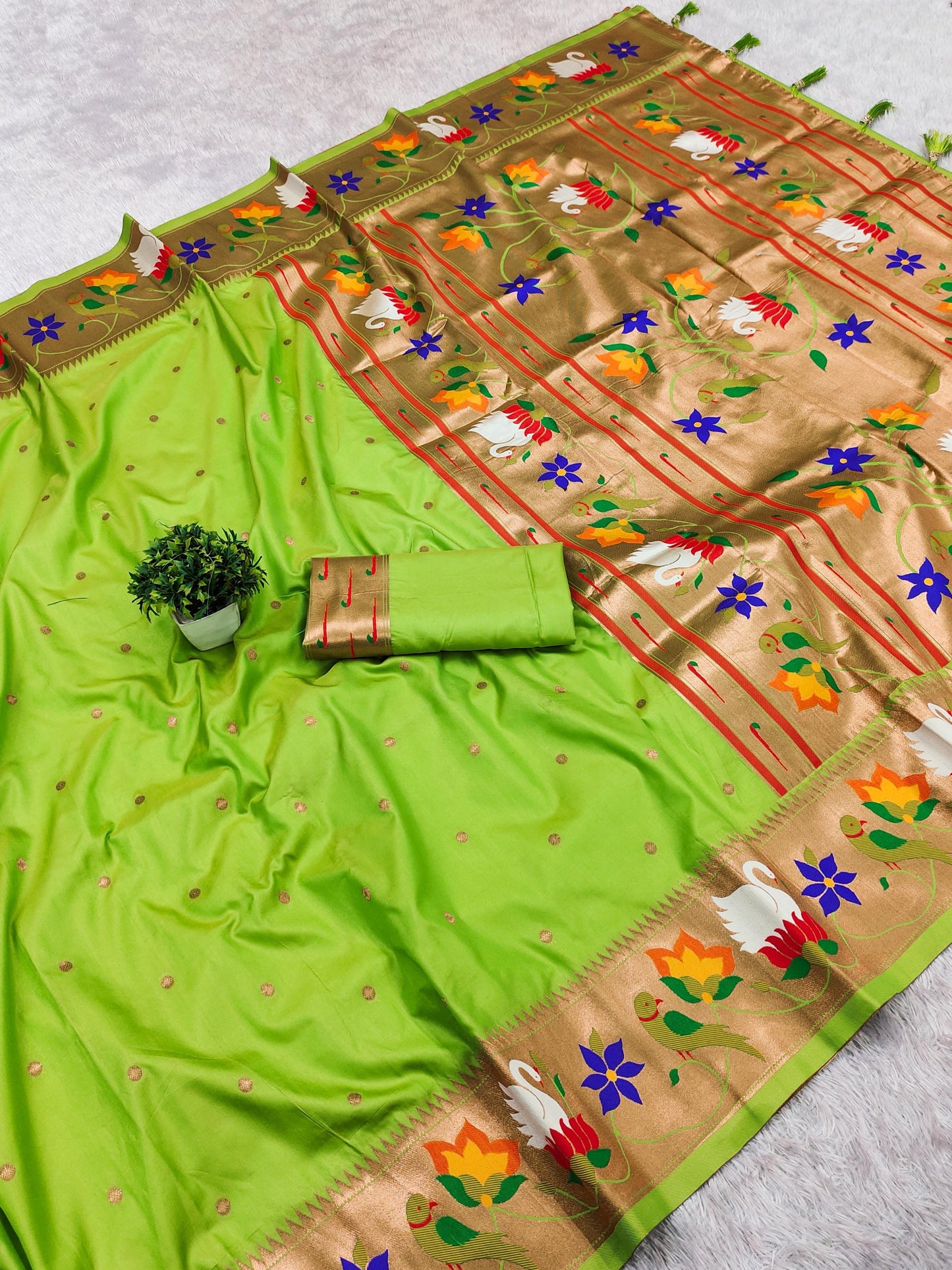 SBBP24- Swan Border Brocade Paithani !!
